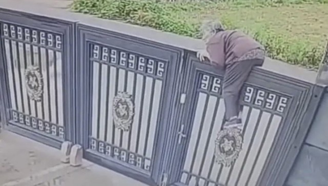 92-летняя бабуля ловко перелезла через двухметровый забор, чтобы сбежать из пансионата для престарелых в Китае