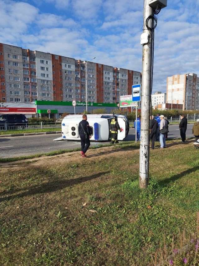 Сегодня утром в Тутаеве столкнулись Nissan и карета скорой помощи.