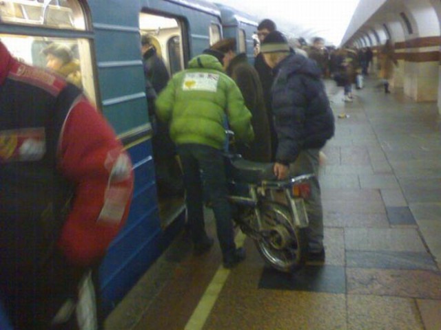 Пассажиры в метро.