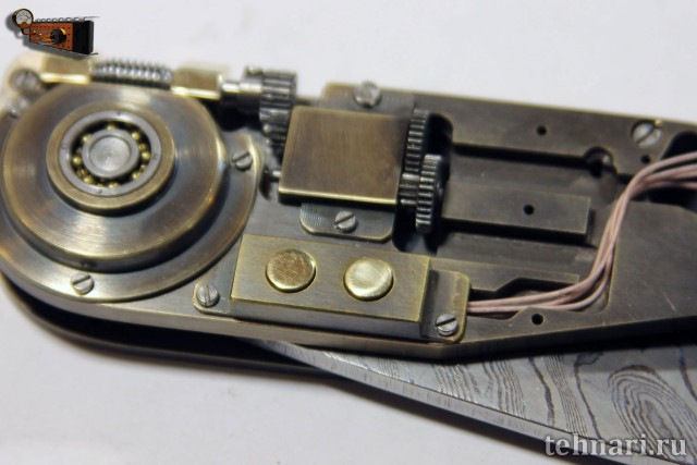 Электро-механический самооткрывающийся нож стимпанк-диверсанта "Стимурай"