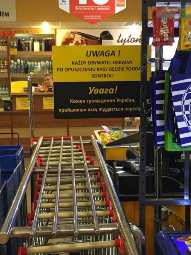 Объявление на кассе в польском магазине