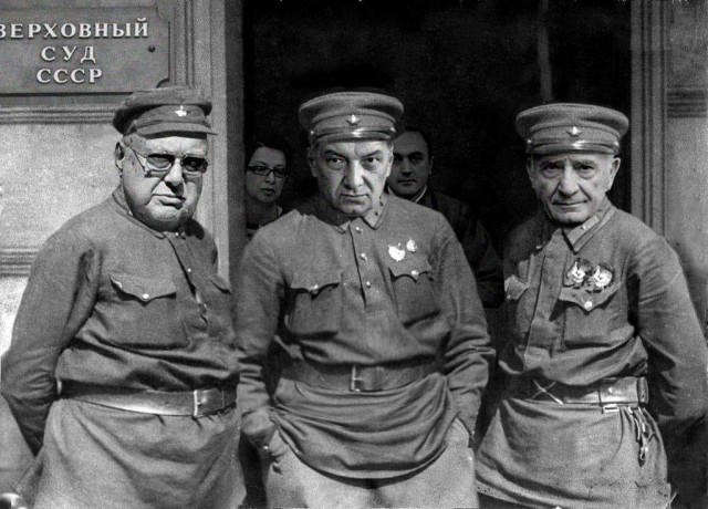 Вся Франция как один протестует против "пенсионных льгот"