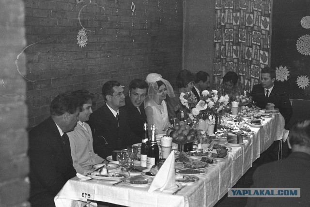 "Балы, красавицы, лакеи, юнкера, и вальсы Шуберта, и хруст французской булки"