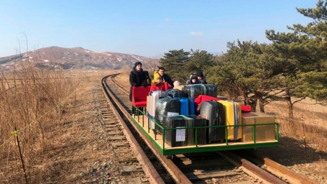 Российским дипломатам пришлось уезжать из КНДР на самодельной дрезине