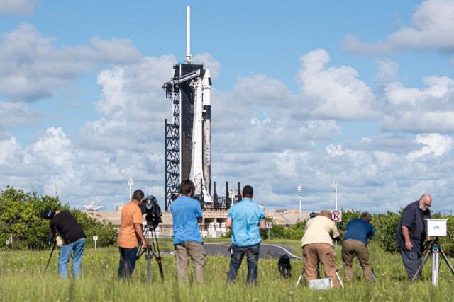 Первый гражданский экипаж SpaceX для полёта на орбиту в скафандрах