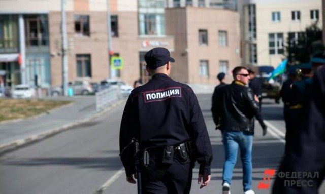 Сотрудники военкомата с повестками снова останавливают мужчин в Петербурге