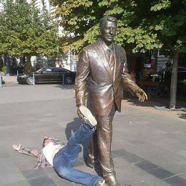 Приколы со скульптурами.