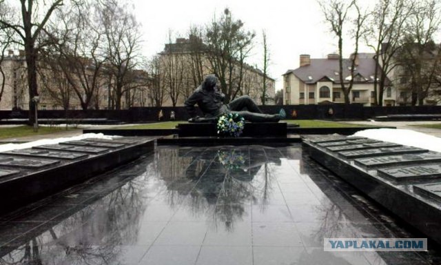 В Крыму расчленили памятник советским воинам