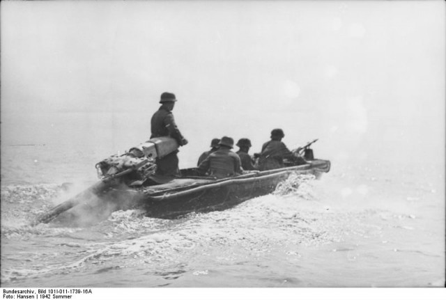 1942 год в 60 фотографиях