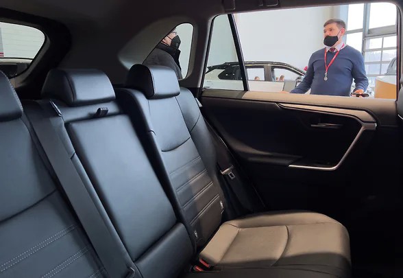 Минпромторг: продажи новых легковых автомобилей в России снизились почти на 30%