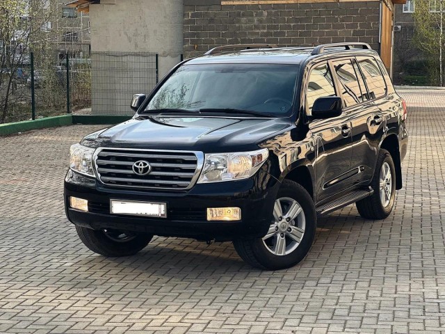 "Неуклюжий бегемот без тормозов": почему вам точно не нужна Toyota Land Cruiser 200