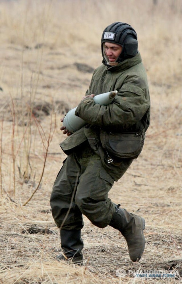 Здоровые мужики, сидят дома, позорище"©
