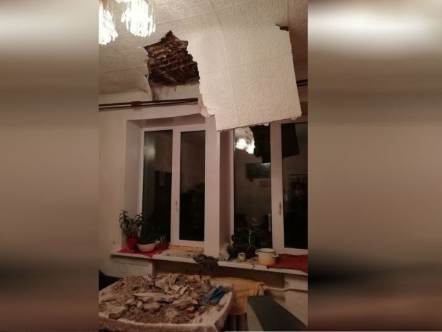 Задорно пляшет