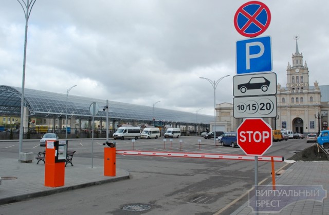 Штрафа для припаркованного на газоне "Лексуса"