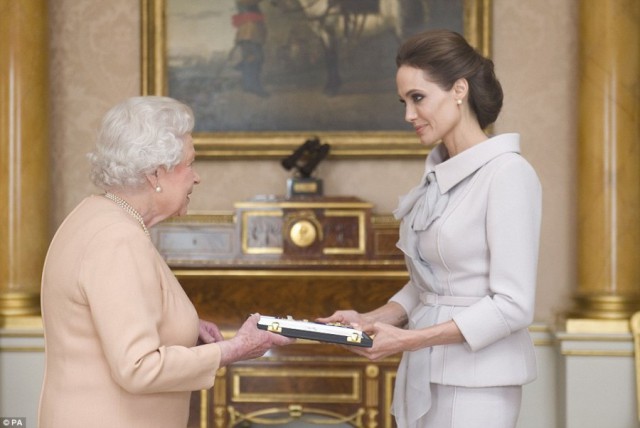 Встреча королевы Елизаветы и Анджелины Джоли