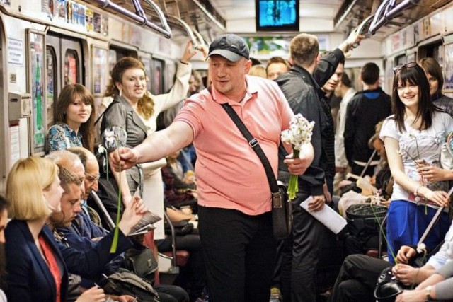 Пассажиры в метро.