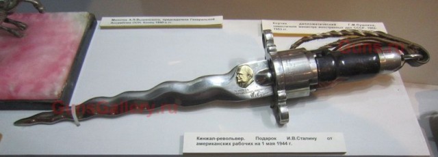 Прозрачная «кола» для маршала и дешёвые галстуки для генсека: какие импортные вещи нравились советской партийной элите?