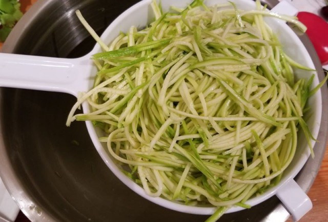 Пикантный салат из кабачков.