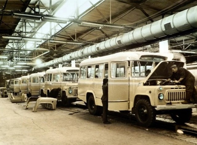 Фотографии прошлого с автомобилями, грузовиками и автобусами