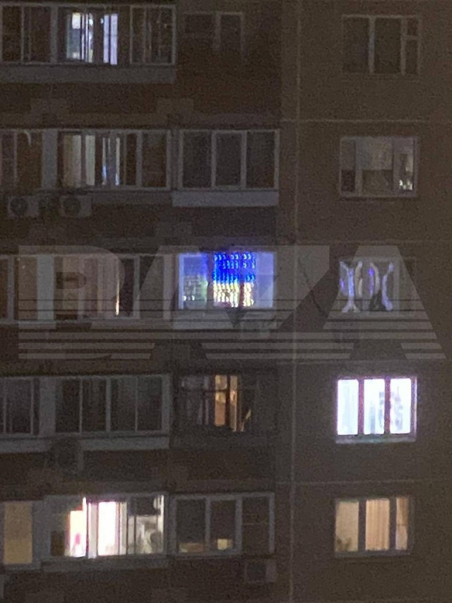 Полиция проверяет жителя Москвы из-за гирлянды в виде флага Украины. На неё пожаловался мужчина из дома напротив