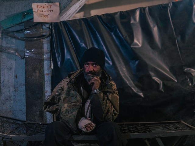 Черный дым поднимается над "Азовсталью"