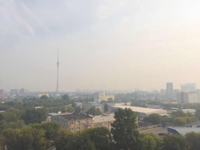 На видео — природный пожар в Рязанской области, дым от которого дошёл до Москвы. И Москва покрыта смогом
