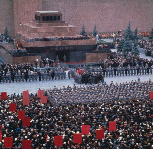 День в истории. Отмена поста номер один у Мавзолея