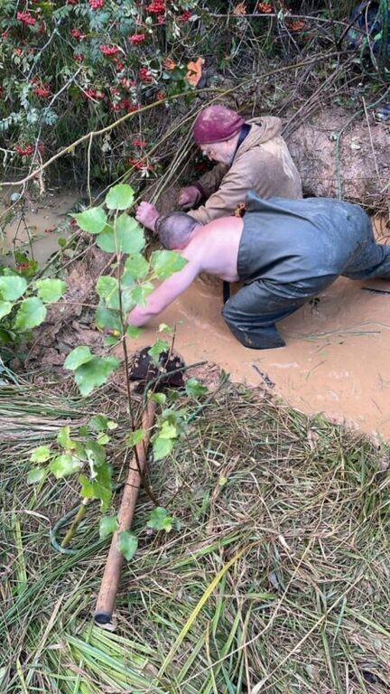 ‍В Подмосковье спасатели вызволили дедушку из глиняной ловушки