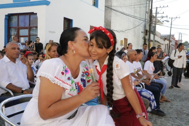 1 сентября начался новый учебный год на Кубе. Пионеры каждое утро скандируют: "Мы будем как Че!"