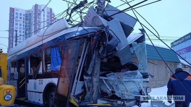 Число пострадавших в ДТП с переполненным троллейбусом в Энгельсе увеличилось до 9