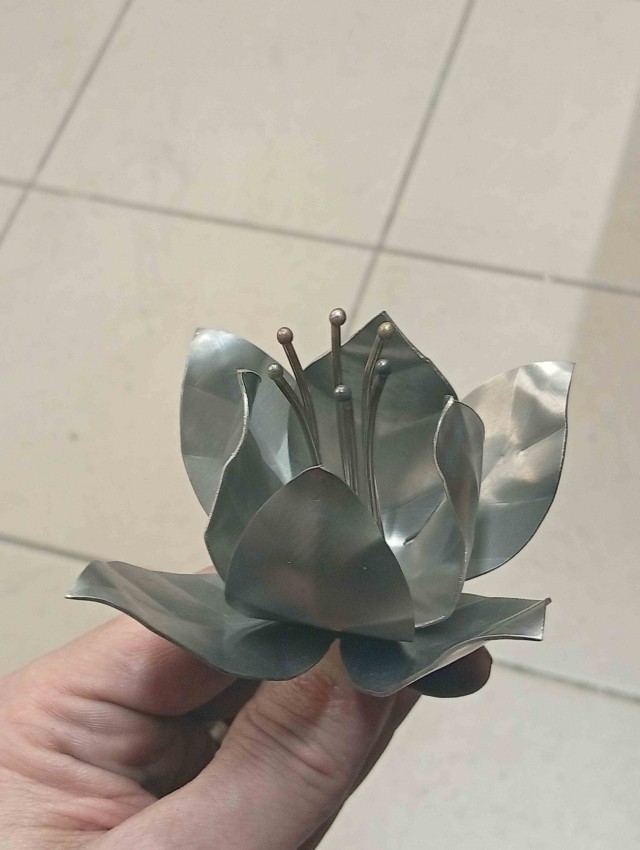 Цветочек для супруги.