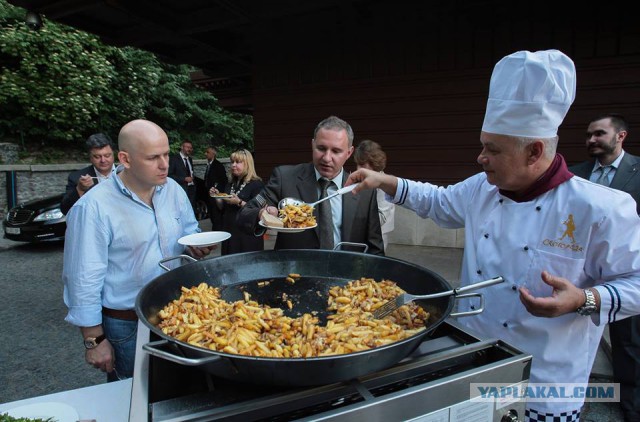 Порошенко и Бузина в Киеве едят картошку