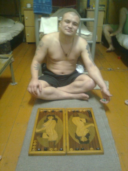 Как постят фото из тюрьмы в соцсети