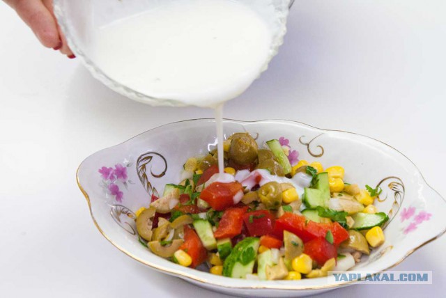 Салат с перчинкой, кукурузой и оливками