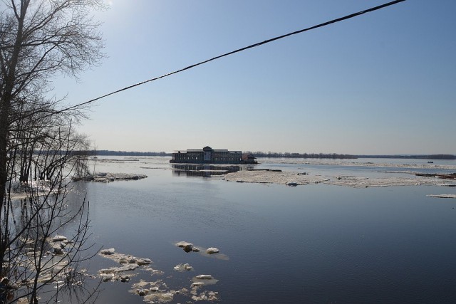 В Самаре вместе со льдом от берега оторвался ресторан «Старая пристань»