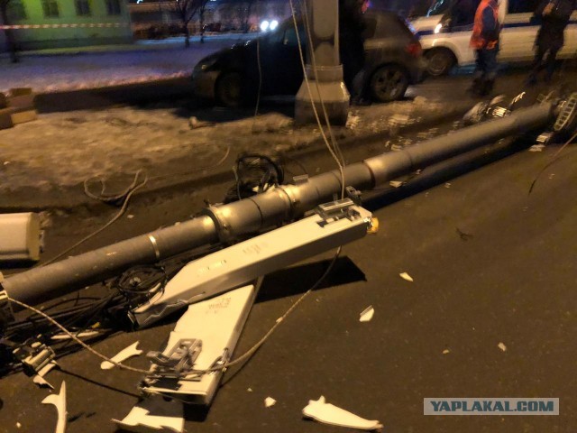 Двое рабочих сорвались с мачты связи в Москве и погибли