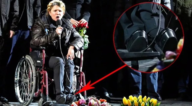 Юлия Тимошенко вышла на улицу с автоматом Калашникова