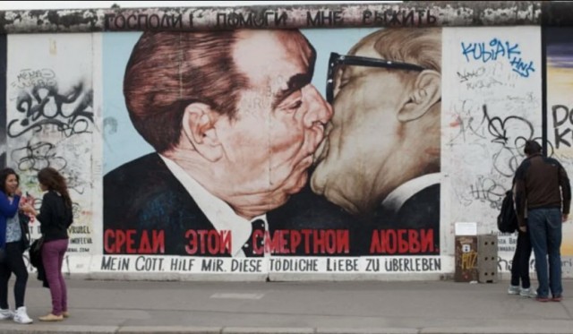 Умер автор граффити с целующимся Брежневым в Берлине — художник Дмитрий Врубель