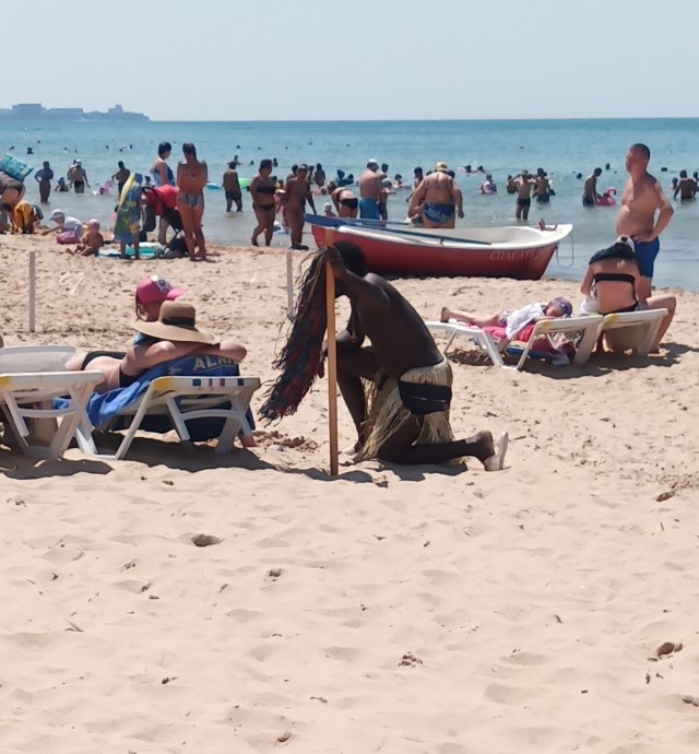 На пляжах Анапы закончились не только лежачие, но и сидячие места. Загорать там можно только стоя