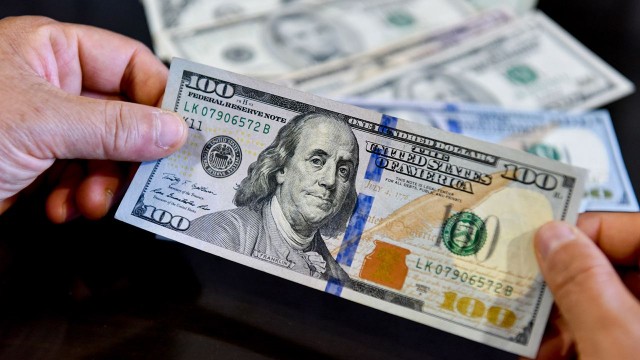 В Минфине призвали россиян не обращать внимания на курс доллара