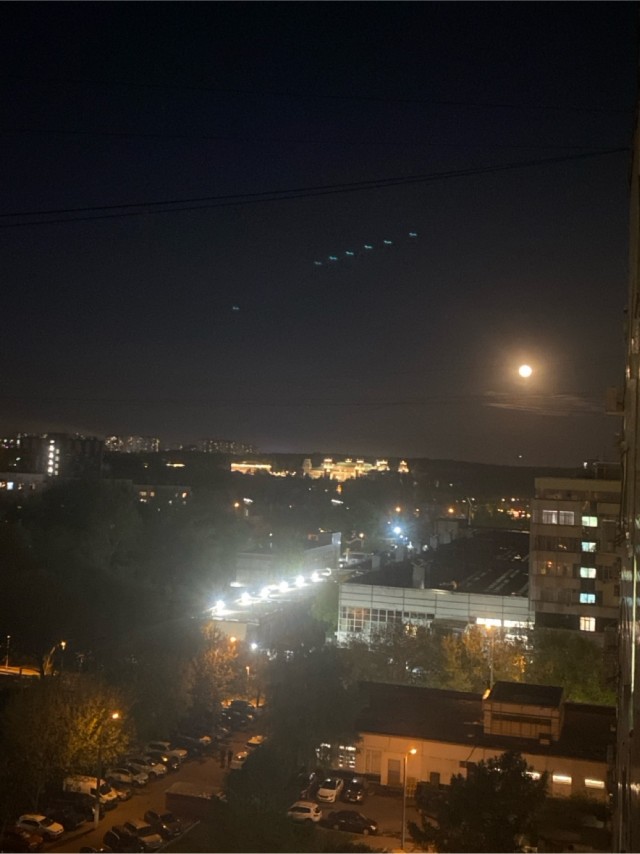 Огромная огненная Луна полыхает прямо сейчас над Москвой