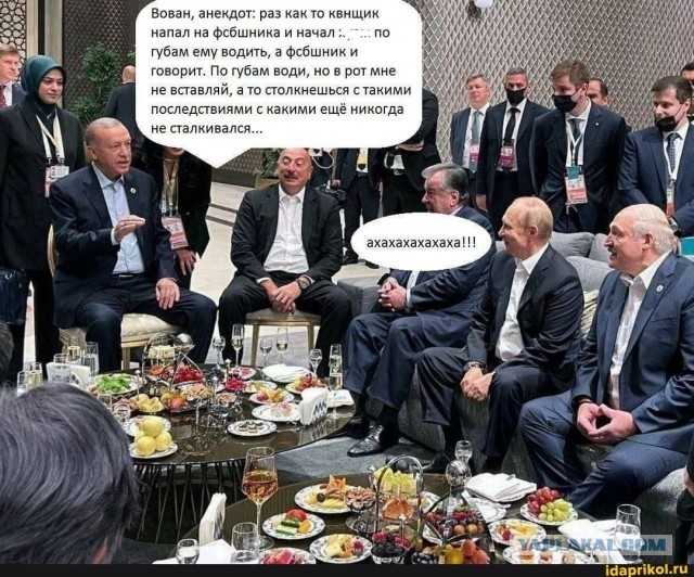 Корабль ВМФ сопроводил конвой, чтобы суда не задержали.