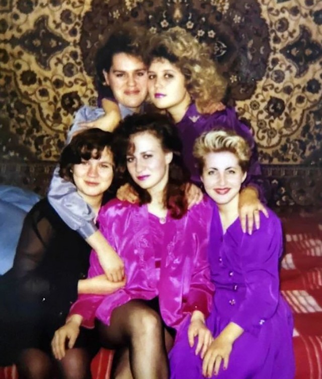Девчата из 90-х и 00-х