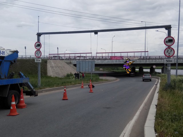 Перед «Мостом глупости» в Петербурге установили «лежачих полицейских» и рамку с металлическими цепями