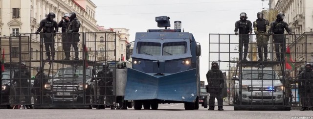 Чем сегодня вооружен ОМОН России. Наручники "Нежность", Дубинки "Аргумент". Микроволновый контролер " СКНВ "