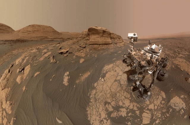 Открытка с Марса: ровер Curiosity сделал панорамный снимок со склона горы Шарп