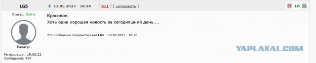 Жители Клинцов Брянской области несут цветы и свечи к стихийному мемориалу в память о погибших сегодня лётчиках