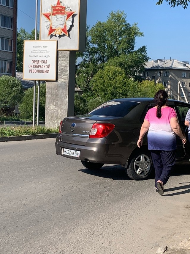 В Челябинской области владельцы-живодеры привязали маленькую собаку к машине и поехали на большой скорости