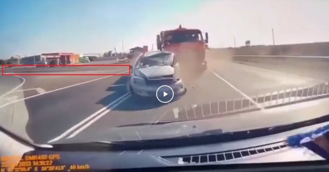 В Воронежской области неопытная 18-летняя девушка выехала на авто прямо под колеса КамАЗа