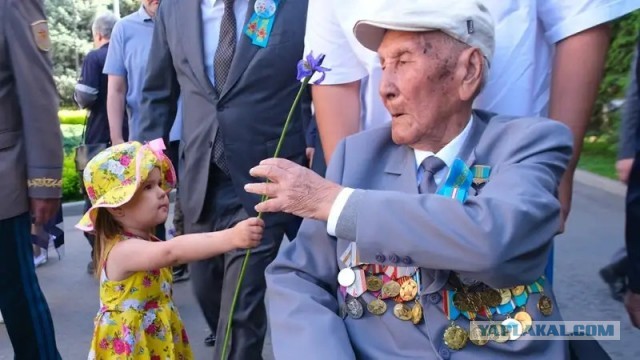 С Днем Победы поздравляют единственного оставшегося в живых фронтовика Казимира Беймарта в городе Кокшетау⁠⁠